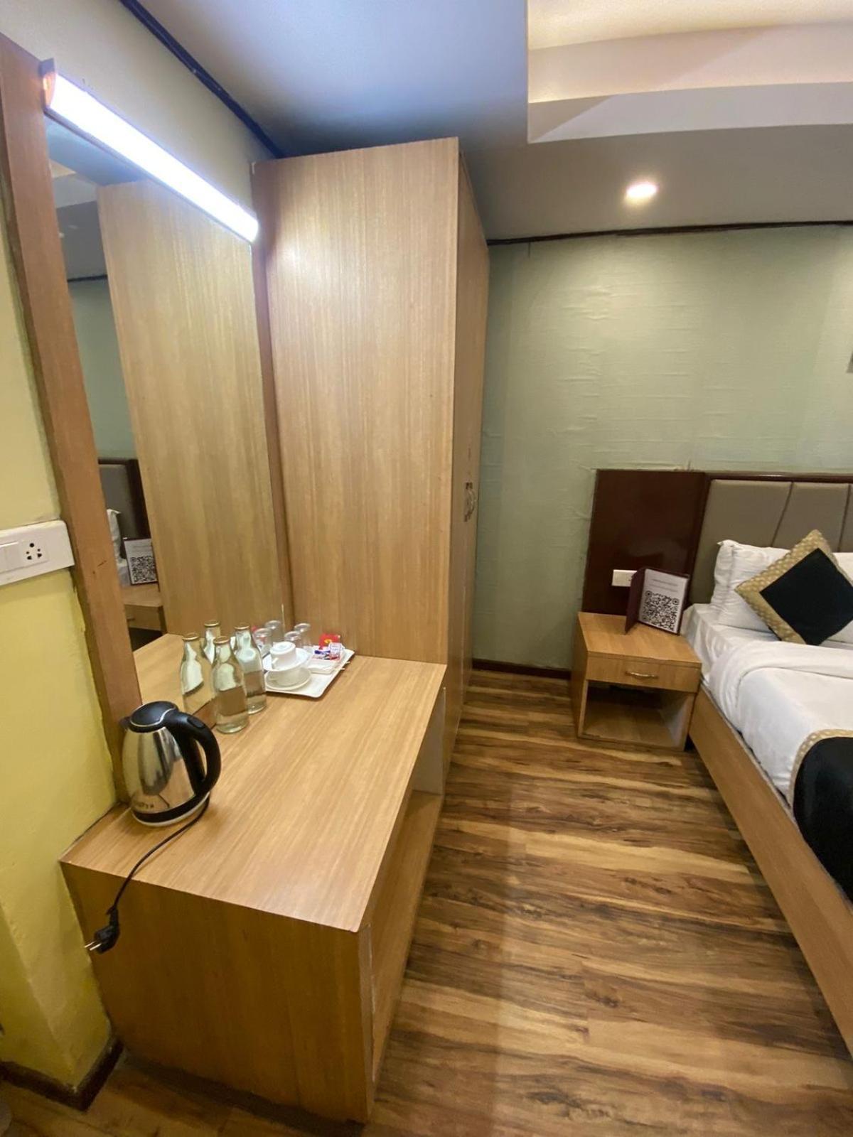 Hotel Golden Door Матура Екстериор снимка