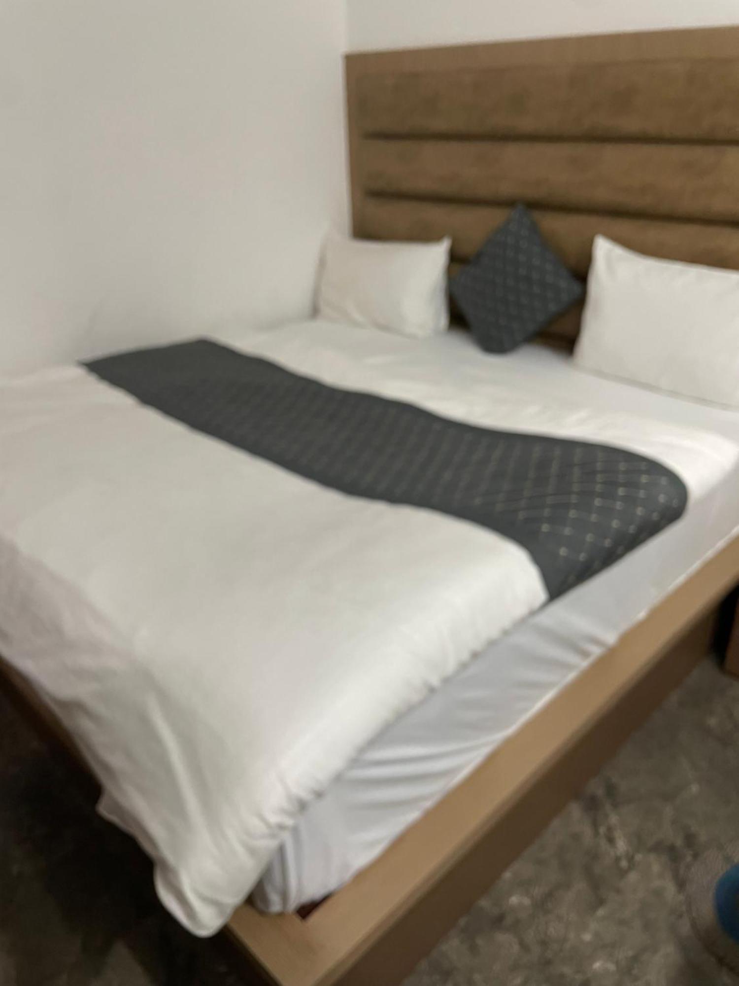 Hotel Golden Door Матура Екстериор снимка