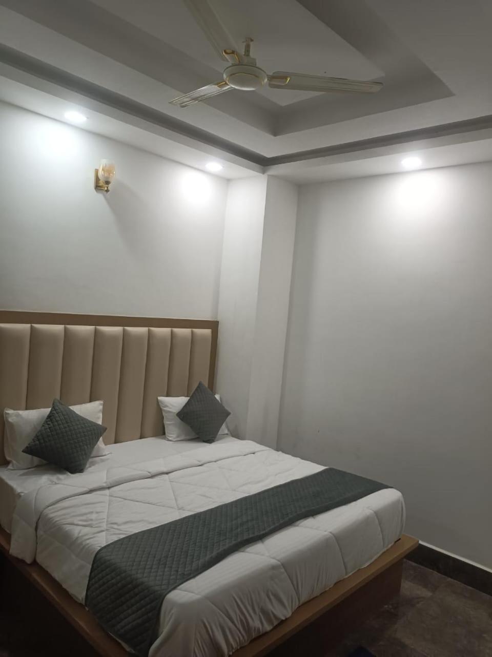 Hotel Golden Door Матура Екстериор снимка