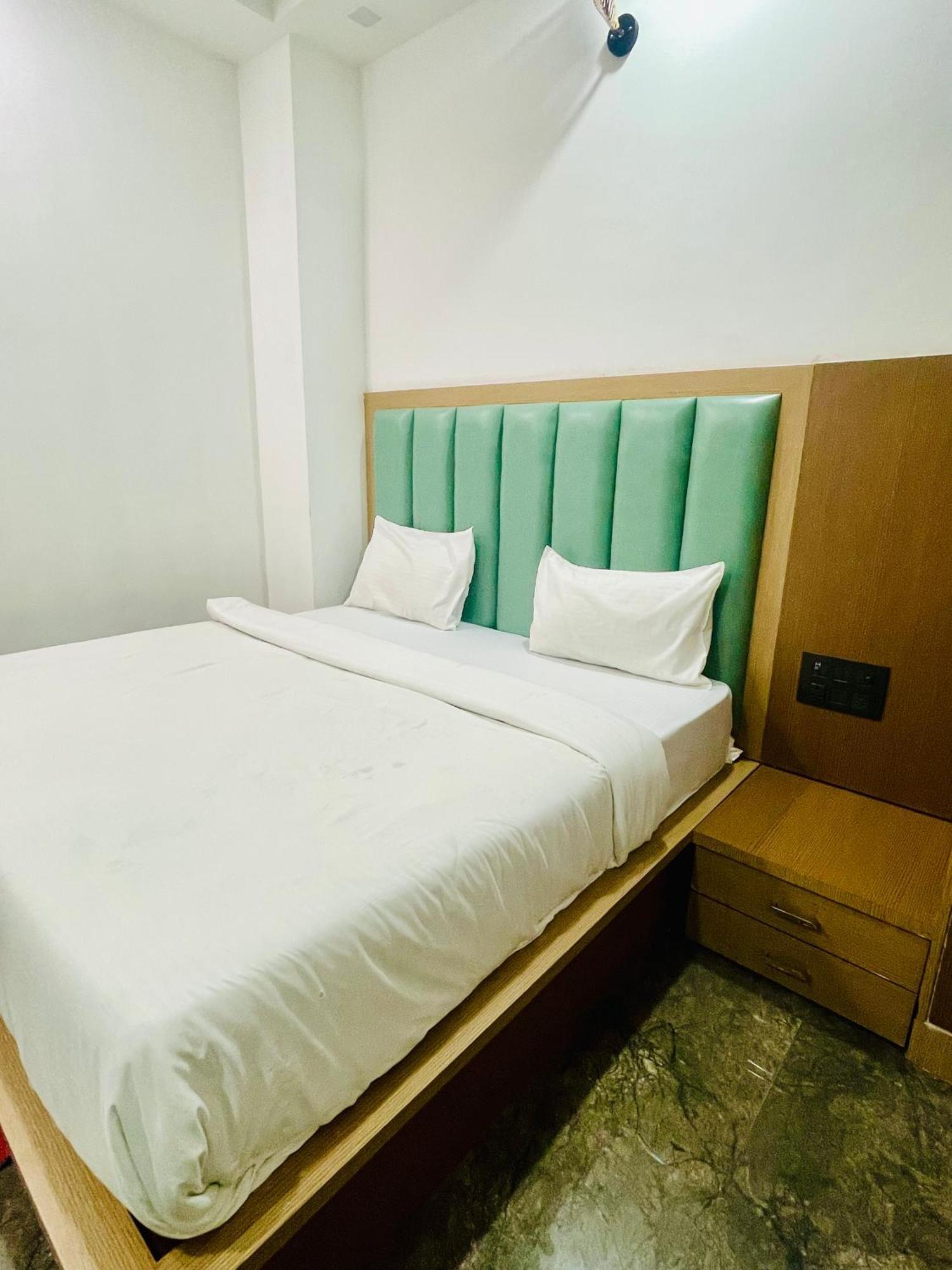 Hotel Golden Door Матура Екстериор снимка