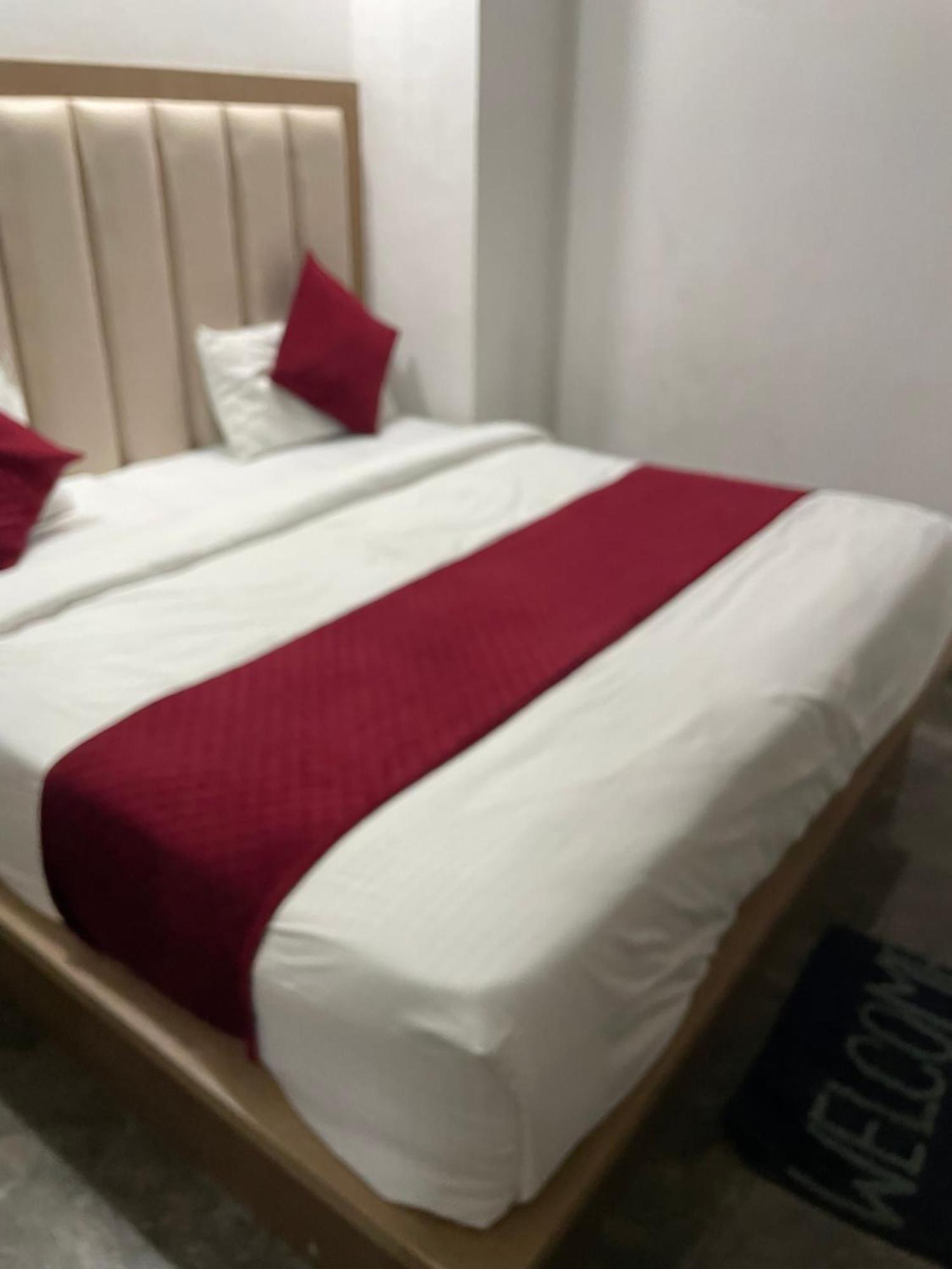 Hotel Golden Door Матура Екстериор снимка