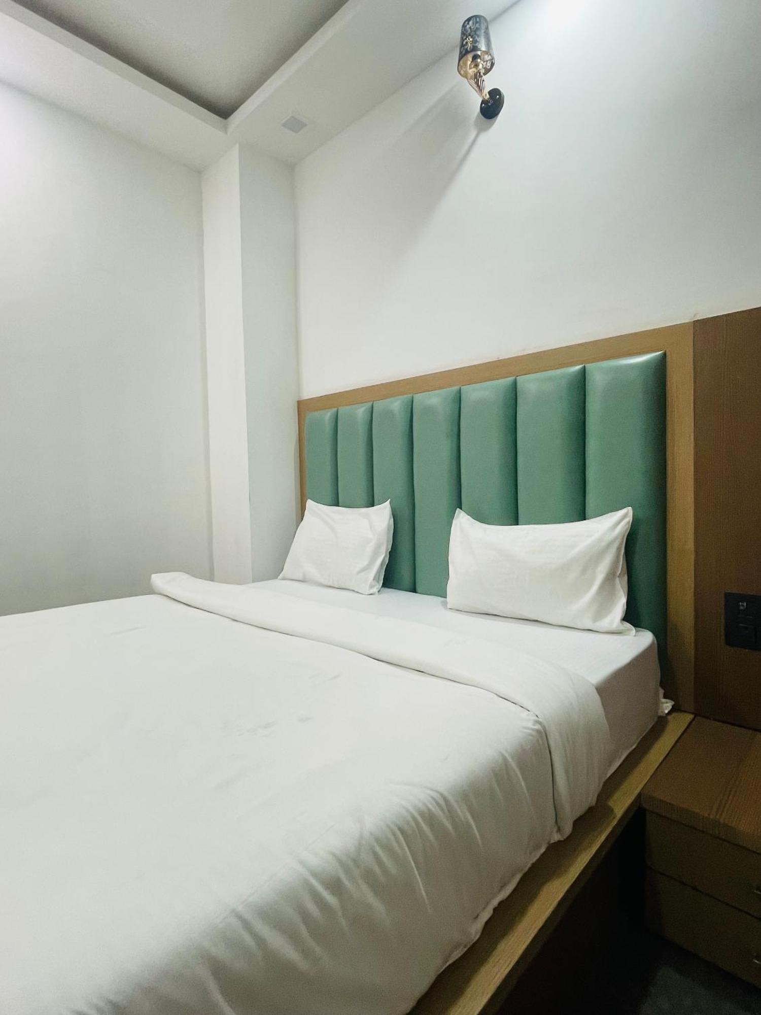 Hotel Golden Door Матура Екстериор снимка