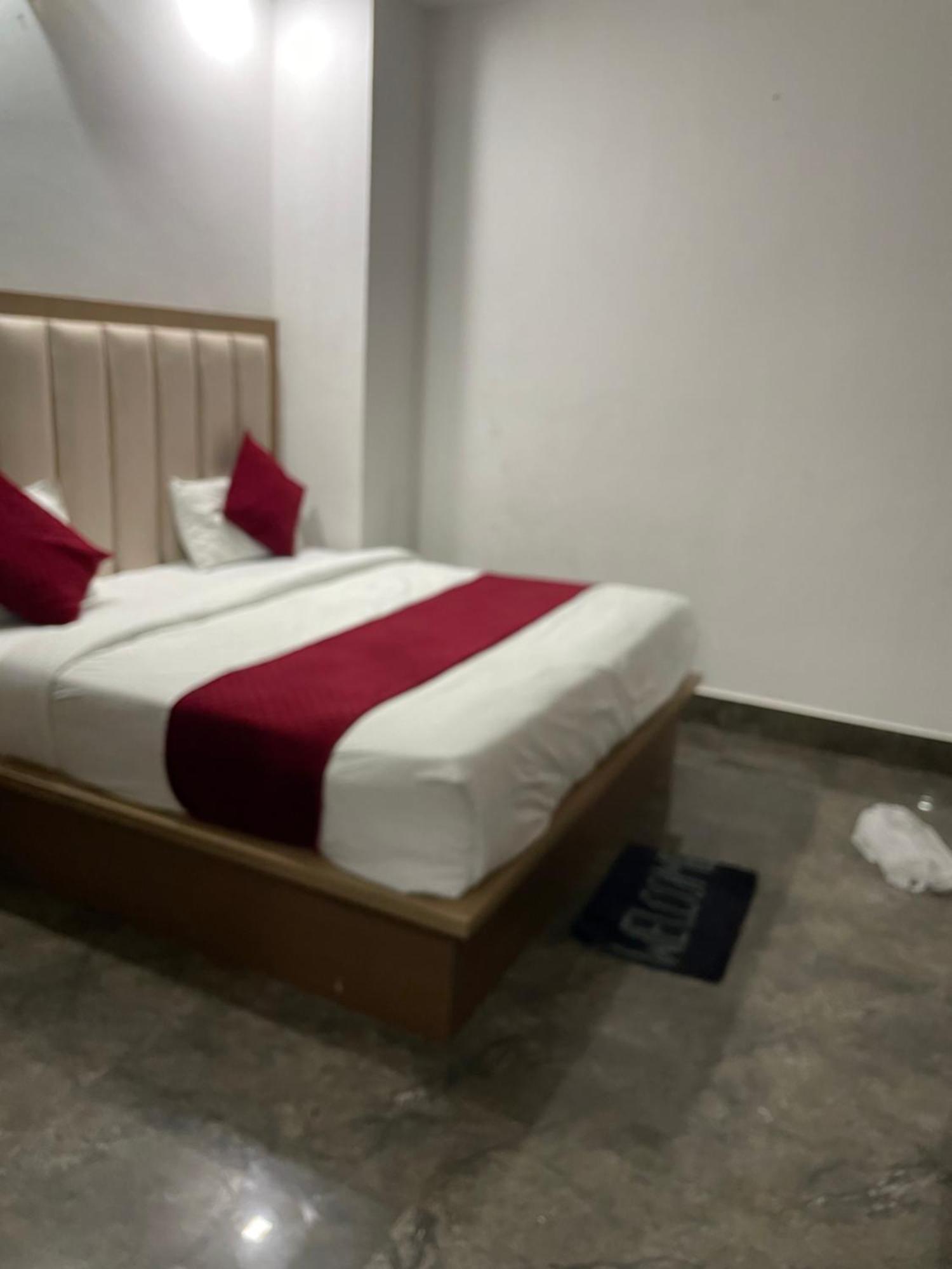 Hotel Golden Door Матура Екстериор снимка